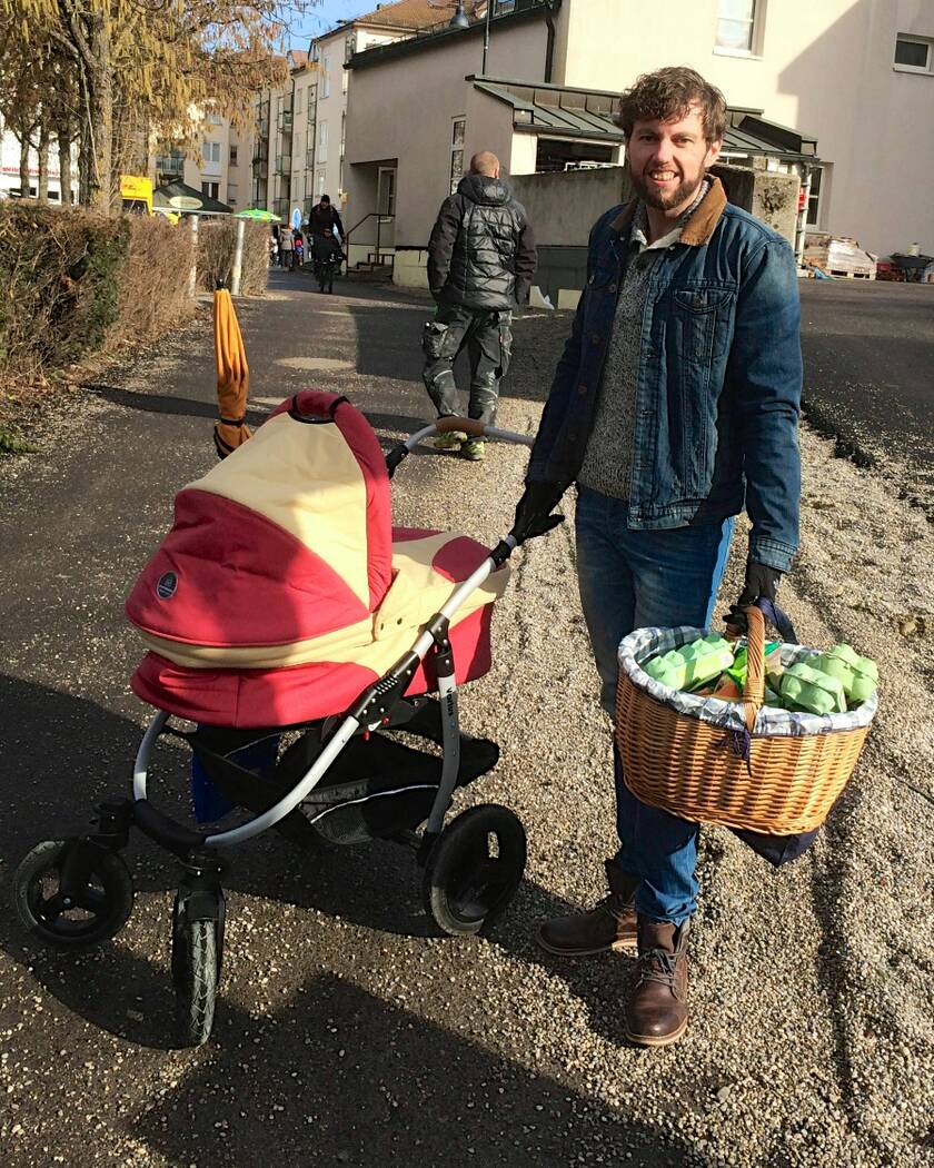 Pawel Konefal mit Kinderwagen und einem Einkaufskorb voller Gemüse auf dem Heimweg vom Markt